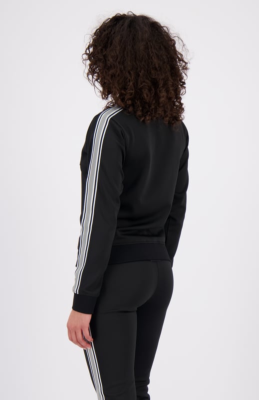 100 % poliéster Cuello alto Parche de marca Convoy bordado en el pecho Solapa con la firma BNNS en negro en la parte delantera Cinta de rayas deportivas en las mangas Se puede combinar con PANTALONES DEPORTIVOS MIAMI TAPED