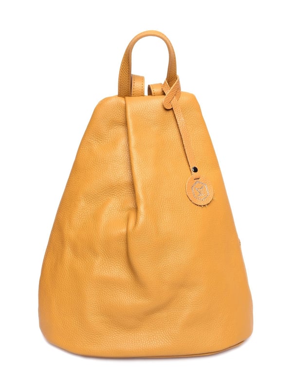 Mochila  
100% cuero de vaca  
Apertura con cremallera oculta  
Interior con bolsillo con cremallera  
Bolsillo trasero con cremallera  
Dimensiones (L): 38x36x18 cm  
Asa: 21 cm  
Correa de hombro: 2x80 cm ajustable  