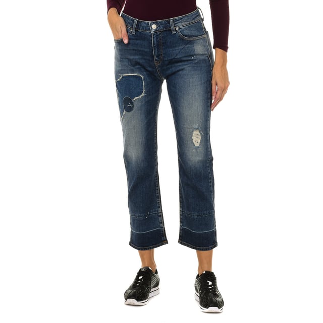 Long jeans.
 Color blue
 Belt with belt loops.
 Zip and button fastening on the front.
 Two front pockets and mini pocket.
 Two pockets on the back with the metallic logo.
 Worn and torn effect.
 Patches
 Matching seams,

 Composition:
 98% Cotton - 2% Elastane.

 Washing instructions:
 - Wash maximum at 30ºC.
 - Iron at medium temperature, max. 110 ° C.
 - Allows you to use a dryer.
 - Do not use bleach.
 - It does not support dry cleaning.
 Composition: 98% Cotton, 2% Elastane
 Care:
Wash maximum at 30ºC.
 - Iron at medium temperature, max. 110ºC.
 - Allows you to use a dryer.
 - Do not use bleach.
 - Does not support dry cleaning.