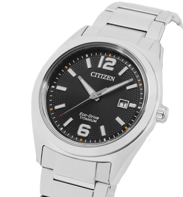 Diese analoge Herrenarmbanduhr von Citizen ist das perfekte Zeitmessgerät zum Tragen oder Verschenken. Das silberne 42 mm runde Gehäuse, kombiniert mit dem bequemen Silbertitan-Armband, garantiert Ihnen, dass Sie dieses beeindruckende Zeitstück ohne Kompromisse genießen können. Angetrieben von einem hochwertigen Eco-Drive-Uhrwerk und bis zu 5 bar wasserdicht, wird Ihre Uhr weiterhin ticken. ECO-DRIVE - Eco-Drive ist eine 40-jährige Kerntechnologie von CITIZEN, die selbst bei schwachem Licht Energie erzeugt und es Uhren ermöglicht, auch im Dunkeln über sechs Monate lang zu laufen. Diese analoge Uhr verfügt über eine Kalenderfunktion: Datum, solarbetrieben, leuchtende Zeiger und leuchtende Zahlen. Hochwertiges 21 cm langes und 22 mm breites Silbertitan-Armband mit einem Klappverschluss mit Druckknopf. Gehäusedurchmesser: 42 mm, Geästärke: 9 mm, Gehäusefarbe: Silber und Ziffernblattfarbe: Schwarz.
