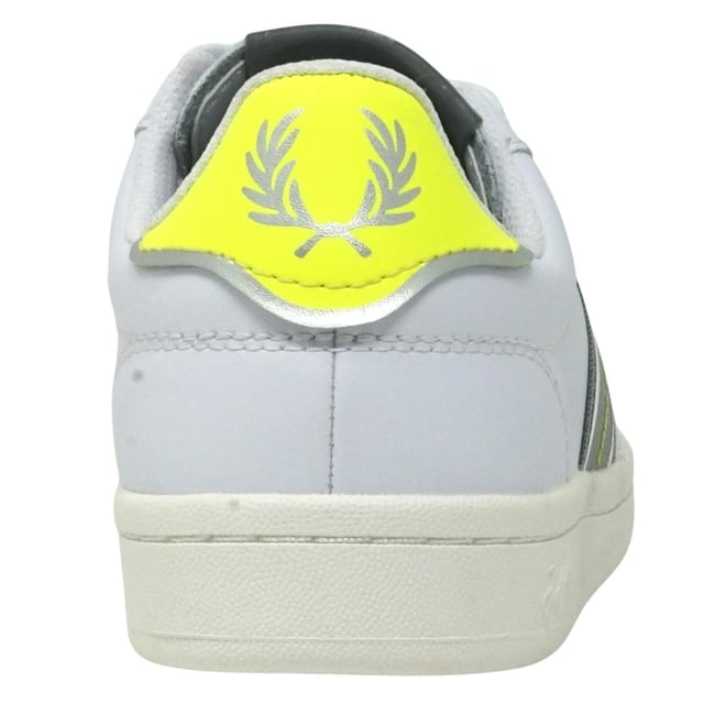 Fred Perry B9280 134 B721 lederen witte sneakers. Fred Perry witte schoenen. Stijl: B9280 134. Merklogo op tong. Sneakers met vetersluiting. Merkbadge aan de zijkant van de schoen