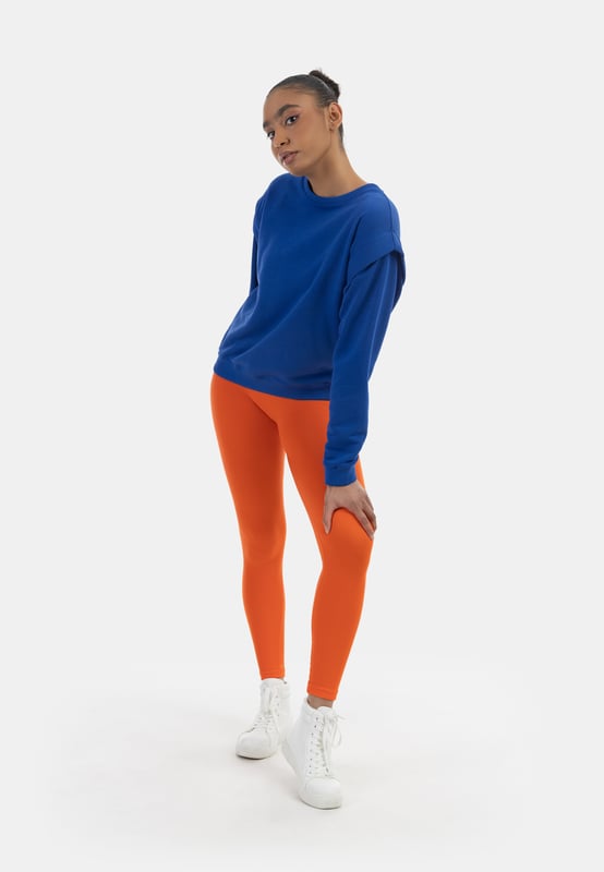 Het zachte sweatshirt van myMo, gemaakt in Italië, is gemaakt van een katoenmix en heeft een losse pasvorm. De verlaagde schouders worden geaccentueerd door een overlappend detail, waardoor de trui een moderne touch krijgt. De modieuze ronde hals en geribde manchetten zorgen voor een casual uitstraling.  jumper