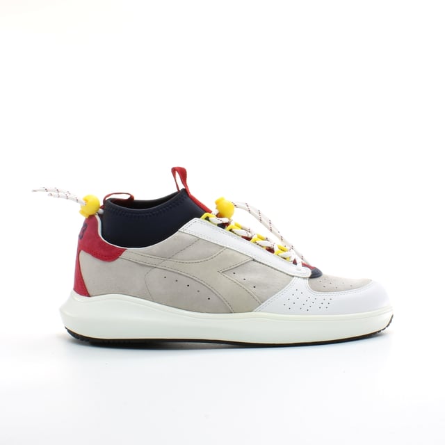Die Diadora Borg Original Suede Turnschuhe sind eine Rückkehr eines Old Skool Klassikers von einer führenden Marke aus den 80ern. Diadora ist ein wichtiger Akteur auf unserer Website und zu Recht Funktionen in Nick Loves The Firm auf viele der wichtigsten Casual Gangs. Der Trainer hat ein weißes Obermaterial aus Wildleder mit weißem Diadora-Branding und einer weißen Sohle. Ein toller, leicht zu tragender Schuh, der eine niedrige Silhouette hat und sicherlich knackig und frisch aussieht.