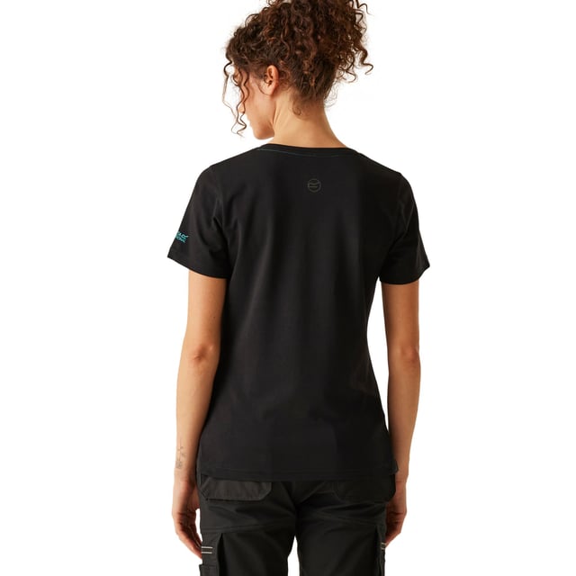 95% Katoen, 5% Elastaan. Stof: Single Jersey. Ontwerp: Logo, eenvoudig. Zakken: 1 borstzak. Hals: Ronde Hals. Mouwtype: Korte mouwen. Stoftechnologie: Rekken. Zijsplitjes, Getapete nek. 160 g/m². Duurzaamheid: Duurzame materialen. 8 UK: 32 in. 10 VK: 34 in. 12 VK: 36 in. 14 VK: 38 in. 20 VK: 45 in. 18 VK: 43 in. 16 VK: 40 in.