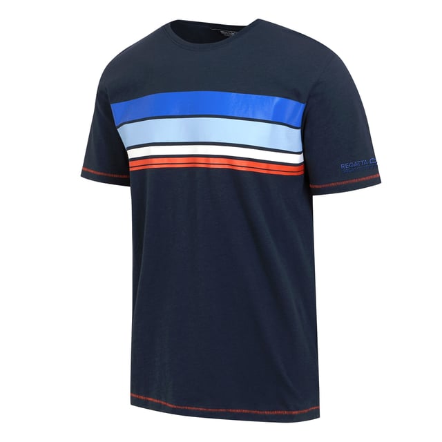 100% Baumwolle. Gewebetechnik: Atmungsaktiv. Gewebe: Coolweave, Single Jersey, Slub, Weiche Haptik. Design: Kontrast Detail, Grafikdruck, Logo, Mit Streifendetail. Seitliche Schlitze. GSM (Gramm pro Quadratmeter): 180. Rundhalsausschnitt. Kurzärmlig. Nachhaltigkeit: nachhaltige Materialien. S: 96,52 cm. M: 102 cm. L: 107 cm. XL: 112 cm. XXL: 121,92 cm. 3XL: 129,54 cm.