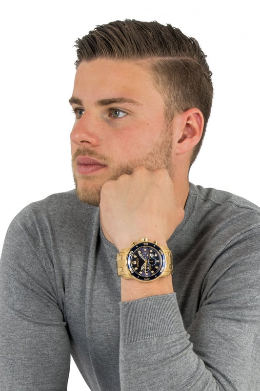 De Invicta 0073 heeft een roestvrijstalen kast van 48 millimeter met een blauwe wijzerplaat. Dit model wordt aangedreven door een nauwkeurige quartz beweging. 20 bar waterdrukbestendig. Dit model maakt deel uit van de Invicta Pro Diver - SCUBA collectie.

Inclusief 2 jaar garantie van Invicta.
