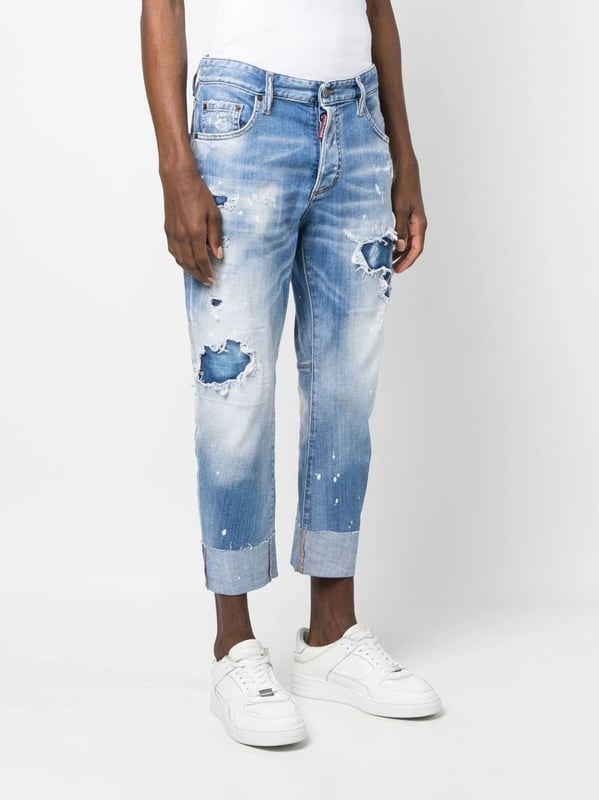 Detailed with heavy distressing, these jeans speak to Dsquared2's street-style aesthetic. The lived-in looking pair is cut to a cropped leg and features a paint-splatter effect, for a further deconstructed finish.


Made in Italy