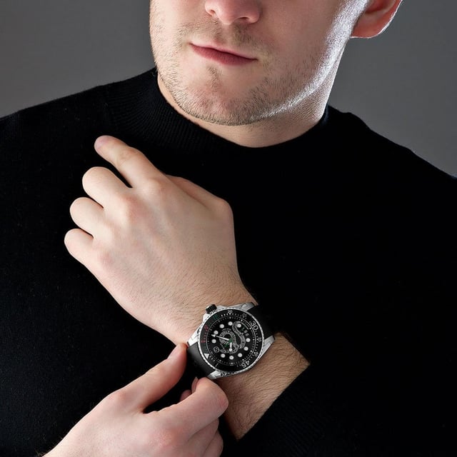 Manufacturer Product Number: YA136217 Brand: GUCCI Watch Markers: Dots Water Resistant: 200 Meters (suitable for diving) Recipient: Men's Movement: Quartz Case Material: Stainless Steel Dial Colour: Black Strap Material: Rubber Diameter: 45mm Brand Collections: Gucci Dive