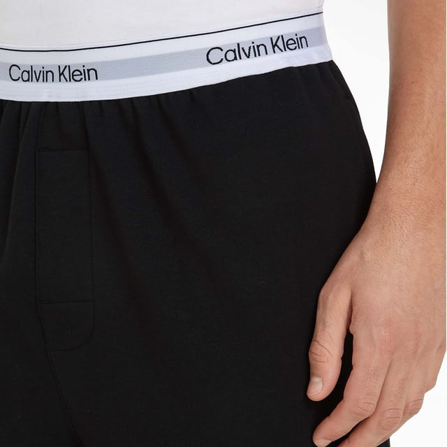 Mens Calvin Klein Lounge Joggers in black.- Branded elasticated waistband.- Side seam pockets.- Rib-knit cuffs.- Regular fit.- Ref: 000NM2302EUB1