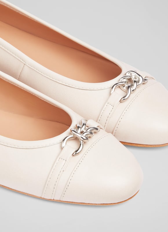 LK Bennett Brielle Flats, Ecru Stand out in any setting with the Brielle twist trim ballerina flats. Crafted in sumptuous ecru Nappa leather with a sophisticated round toe and delicate trim detail, these flats are the epitome of smart-casual. Perfectly paired with a flowing midi skirt or your favourite tailored trousers, these versatile flats add a touch of elegance to any outfit. Made in Spain.