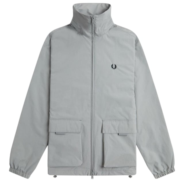 Fred Perry grijze jas met patchzak en ritssluiting Blijf warm en stijlvol in de Fred Perry grijze jas. Deze jas heeft een klassiek ontwerp en is perfect voor elk buitenavontuur. Terwijl de grijze kleur een vleugje verfijning toevoegt. Laat het koude weer je er niet van weerhouden om in stijl te verkennen., Merkbadge op de linkerborst, Grijze jas, Rits, Grijs, Materiaal: 100% Polamide, Voering: 100% Polyester, Centrale ritssluiting. Normale pasvorm, maat valt normaal, merkbadge linksvoor op de borst, elastische mouwuiteinden, 2 zakken met knoopsluiting