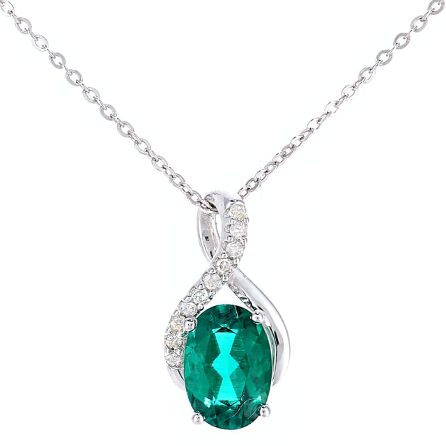 9K (375) witgoud: 1,11 gram; # Diamant: 0,04 ct; # Gemaakte smaragd: 0,7 ct