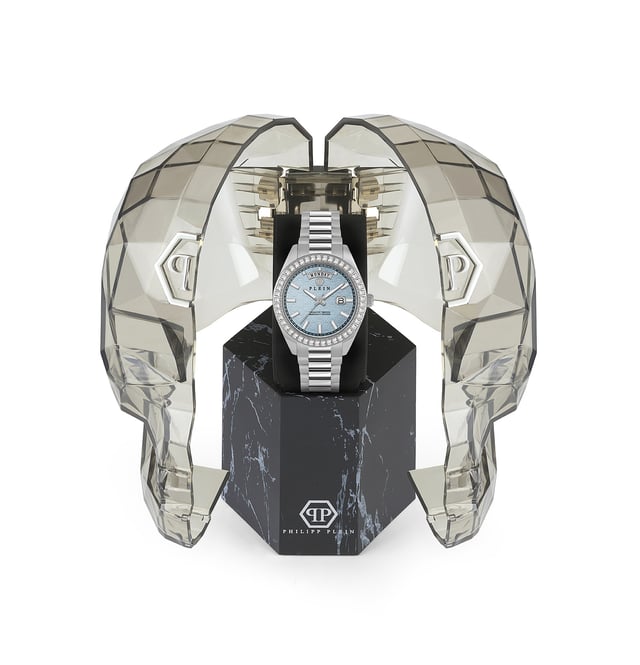 This Philipp Plein Date Superlative Gent Analogue Watch for Men is the perfect timepiece to wear or to gift. It's Silver 42 mm Round case combined with the comfortable Silver Stainless steel watch band will ensure you enjoy this stunning timepiece without any compromise. Operated by a high quality Quartz movement and water resistant to 5 bars, your watch will keep ticking. Philipp Plein interprets the Date Superlative line for its masculine customers. Conveying greatness and strength, this timepiece is second to none. This Analogue watch has a calendar function: Day-Date , Luminous Hands and Luminous Numbers High quality 21 cm length and 19 mm width Silver Stainless steel strap with a Deployment clasp Case diameter: 42 mm,case thickness: 10 mm, case colour: Silver and dial colour: Blue