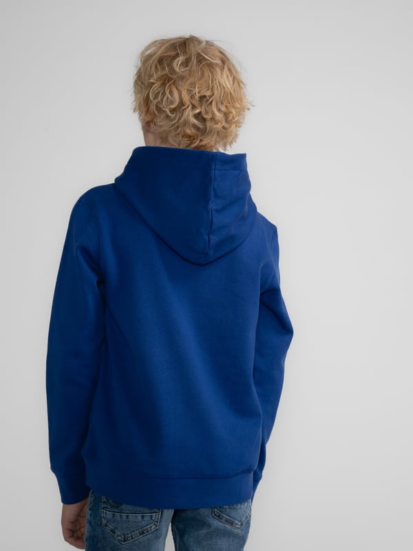 Lässiger Hoodie mit dezentem Logoprint auf der Brust und normaler Passform. Dieser Hoodie hat eine Kapuze mit Tunnelzug, eine Kängurutasche und gerippte Ärmelbündchen. Hergestellt aus 100 % Baumwolle. Du kannst dich nicht zwischen zwei Größen entscheiden? Dann wähle die größere Größe. Lässiger HoodieDezenter LogoprintNormale PassformKapuze mit TunnelzugKängurutasche100 % Baumwolle