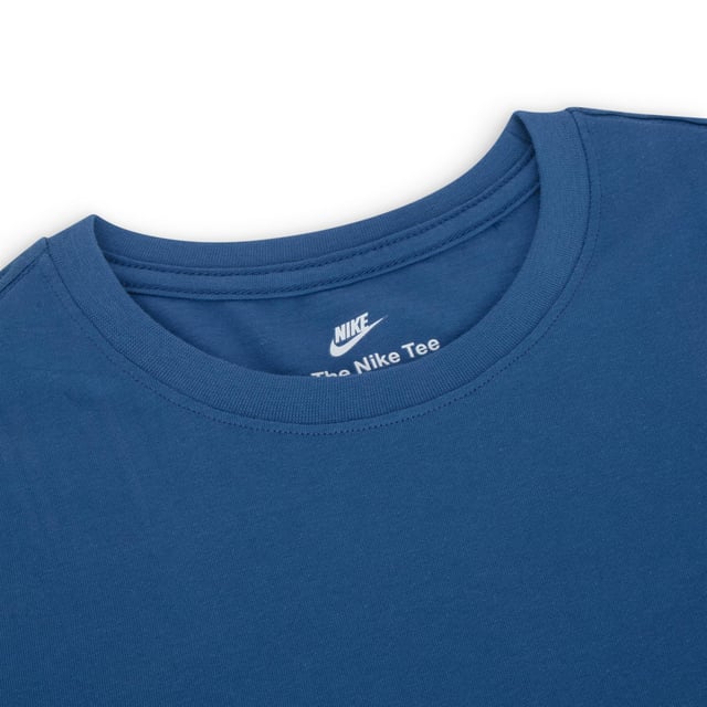 Nike Sportswear Men's Club T Shirt Blue A SMART CHOICE FOR YOUR DAILY ROTATION. The Nike Sportswear Club T-Shirt is made with our everyday cotton fabric and a classic fit, for a familiar feel right out of the bag.An embroidered Futura logo on the chest provides a signature Nike look. Benefits The classic-fit tee silhouette has a relaxed feel down through the body and hips. Everyday cotton fabric feels soft and lightweight. Product Details Standard fit for a relaxed, easy feel Fabric: 100% cotton Machine wash