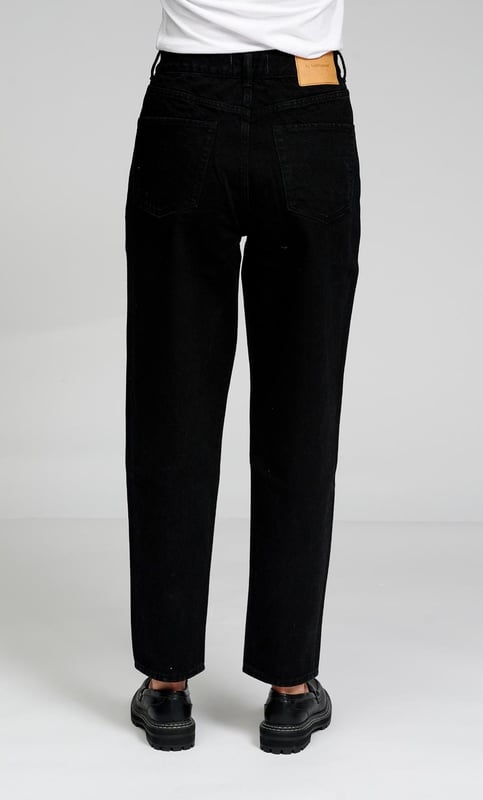 Mama-Jeans von TeeShoppen
Stylische und bequeme Jeans von TeeShoppen. Jeans sind das ganze Jahr über perfekt und eine offensichtliche Wahl für jedes Outfit. Eine gute und bequeme Jeans kann jeden Look vervollständigen.
Die Jeans sind hier in der Farbe Schwarz abgebildet.

 Welche Größe hat die Jeans?  
Jeans können in 24 verschiedenen Größen ausgewählt werden. Siehe und wählen Sie die Größe unter "Größe".
Die Größen sind für Frauen angepasst.

 Über TeeShoppen
Preis und Qualität müssen nicht immer dasselbe sein, und das wollen wir mit unseren Produkten von TeeShoppen unterstreichen. Das Ziel unseres Sortiments ist es, Ihnen die Möglichkeit zu geben, Ihre Garderobe mit einfachen und gleichzeitig modernen Kleidungsstücken zu ergänzen. Aber auch wenn die Kleidung einfach ist, haben wir keine Kompromisse bei der Qualität oder dem Design gemacht. Die Kleidungsstücke sind aus luxuriösen Materialien gefertigt, die angenehm zu tragen sind und sich für jede Gelegenheit stylen lassen. Suchen Sie einen Ort, an dem Sie zeitlose Kleidung für Männer und Frauen finden? Bei TeeShoppen zahlen Sie nicht für teure Marken und Kosten - nur für Qualität und Service. Und so wie sich die Modewelt ständig verändert, erweitern wir auch ständig unser Angebot.