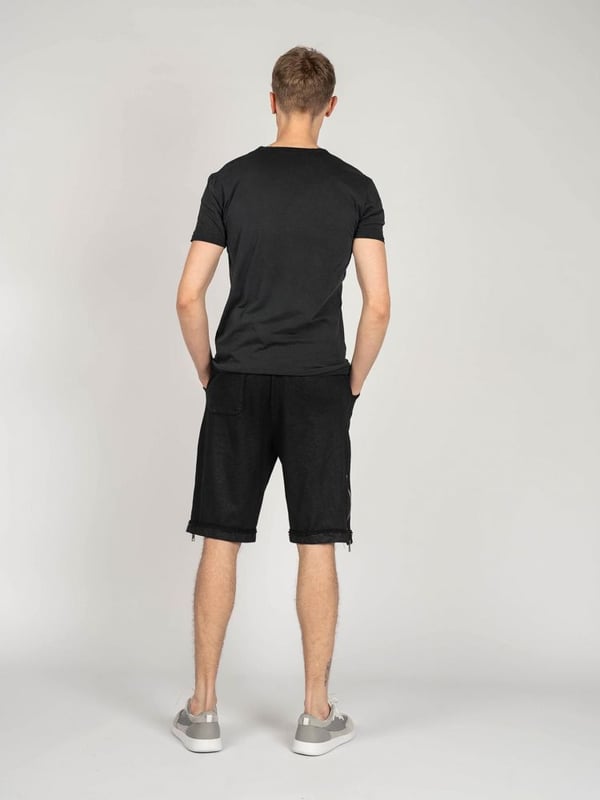 Unisex
Corte recto
Cintura elástica con cordón ajustable
Entrepierna baja
Más amplio en los muslos, con perneras estrechas
Con costuras decorativas
Dos bolsillos en la parte delantera, dos en la parte trasera
Perneras con puños elásticos
Hechos con tela de alta calidad
Producidos en Italia