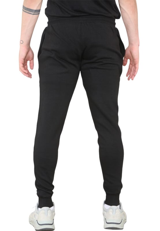 MYT Herren-Trainingsanzug mit Kapuze und Pullover. MYT-Sticklogo auf der Brust und dem linken Bein. Vlies mit gebürsteter Rückseite. Mit gerippter Taille, Bündchen und Kapuze mit Kordelzug. Kapuzenpullover mit Kängurutaschen. Slim-Fit-Jogginghose mit 2-Taschen-Design. Elastischer Bund mit Kordelzug.