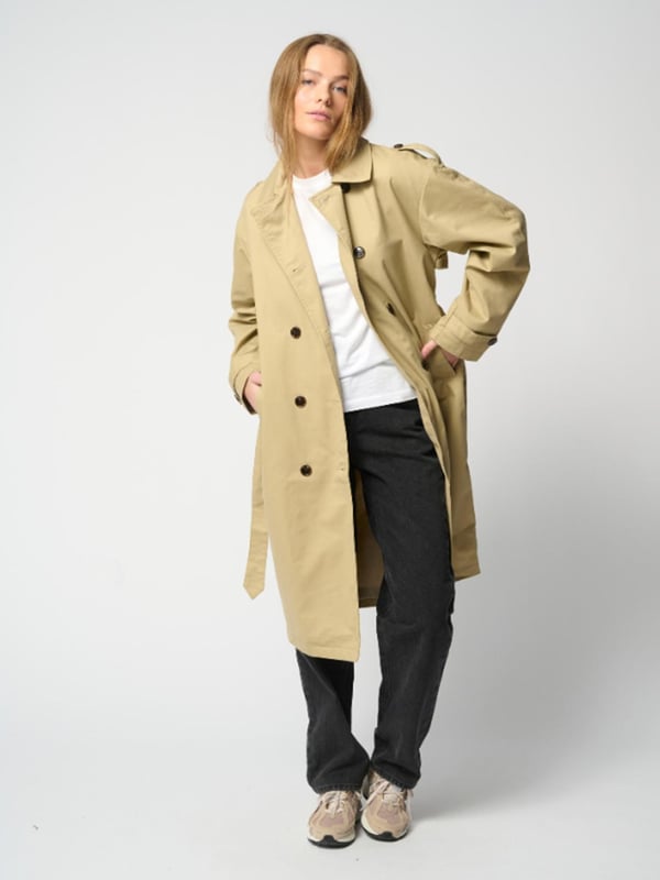 Jacke von TeeShoppen
Schöne und stilvolle Jacke von TeeShoppen. Mit dieser schönen Jacke von TeeShoppen können Sie nichts falsch machen.

 
Dies ist eine Jacke in khaki. Es ist eine perfekte Ergänzung zu Ihrem Outfit und Kleiderschrank.

 
 Welche Größe hat die Jacke?  
Die Jacke kann in folgenden Größen gewählt werden: XS, S, M, L, und XL.

 
Die Größen sind für Frauen angepasst.

 
 Über TeeShoppen
Preis und Qualität müssen nicht immer dasselbe sein, und das wollen wir mit unseren Produkten von TeeShoppen unterstreichen. Das Ziel unseres Sortiments ist es, Ihnen die Möglichkeit zu geben, Ihre Garderobe mit einfacher und moderner Kleidung zu ergänzen. Aber auch wenn die Kleidung einfach ist, haben wir keine Kompromisse bei der Qualität oder dem Design gemacht. Die Kleidungsstücke sind aus luxuriösen Materialien gefertigt, die sich angenehm tragen lassen und sich für jede Gelegenheit stylen lassen. Möchten Sie einen zeitlosen Anbieter von Mode für Männer und Frauen? Dann sind Sie bei TeeShoppen an der richtigen Adresse. Wir sind Spezialisten für den Verkauf von Basiskleidung. Sie zahlen nicht für teure Marken und Kosten, sondern nur für Qualität und Service. Wir erweitern ständig unser Sortiment, so dass Sie bei uns immer die neueste Mode kaufen können.