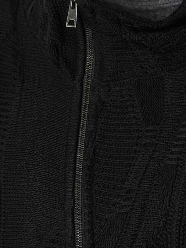 De uniforme kleur van deze trui maakt hem zeer universeel en past bij veel outfits, zowel voor dagelijks gebruik als voor elegantere gelegenheden, waardoor het een onmisbaar kledingstuk is.

Een trui die zwaar versierd is met stiksels is een waar kunstwerk dat de aandacht op zich vestigt en karakter toevoegt aan elke outfitcombinatie, terwijl de zorgvuldig uitgevoerde details de hoogste kwaliteit van vakmanschap laten zien.

Een trui met ritssluiting is een praktische oplossing die je snel en gemakkelijk kunt aantrekken en waarmee je ook de warmte kunt regelen, wat vooral handig is op koelere dagen.

Een capuchontrui is de perfecte keuze voor winderige en koude dagen, beschermt het hoofd tegen de kou en geeft een sportief, zorgeloos karakter, waardoor het een uitstekende keuze is voor elke gelegenheid.

Gemaakt in Italië, wat de hoogste kwaliteit van materialen en precisie van afwerking garandeert en ook prestige en de zekerheid geeft dat je een product draagt uit een land dat bekend staat om zijn uitstekende vakmanschap en mode.