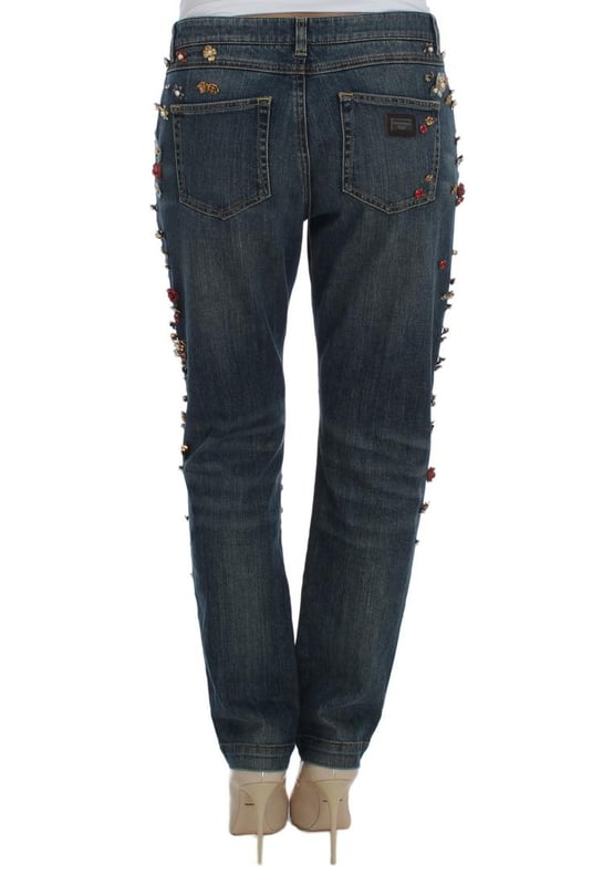 Marca: Dolce & Gabbana.
  Estilo: Boyfriend fit.
  Color: Azul claro lavado.
  Material: 68 % algodon 10 % laton 10 % cristal 10 % plastico 2 % elastano.
  Fly: Bragueta con cremallera y cierre de boton.
  Cristal: Multicolor.
  Coleccion: Sicilia encanta.