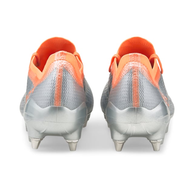 "Muestre su velocidad incatible con botas de fútbol Puma Ultra 1.4 MXSG, con nuevos cutOouts en la parte superior de Ultracut para una sensación aún más liviana.
Más ligero y más rápido que nunca, las botas de fútbol Puma Ultra 1.4 MXSG combinan Matryxevo adaptativo. Tecnología con una Casa de velocidad de microfibra para proporcionar soporte de múltiples capas durante los movimientos rápidos.
Los hilos reactivos de Matryxevo se firman para impulsarlo hacia adelante, mientras que la CAPA de velocidad lo mantiene estable cuando cambia de dirección al ritmo, es una solución completa.
El soporte adicional también permite que el peso se guarde en la mitad del pie, con las ventanas recortadas actualizadas aligerando la carga para aún más velocidad. Para Touch, el popular recubrimiento de GripControl Pro en la parte superior regresa para darle el comando total de la pelota.
En otro lugar, el sistema de collar y cordones simplificado aseguran un ajuste cómodo y seguro, mientras que la suela exterior SpeedUnit de SpeedUnit inspirada en Sprint, inspirada en Sprint, ofrece una aceleración extrema. "