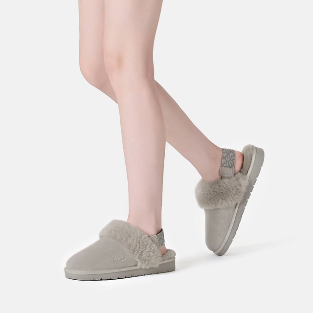 EVER AU Slingback-pantoffels voor dames met verwijderbare band-PELICAN Met maximale gezelligheid en een beetje lift is Pelican Slingback Slippers met verwijderbare band de nieuwste stijl van Everau. Een van de opvallende kenmerken van de Pelican Slippers is de afneembare riem en het slingback-ontwerp. Dankzij de verstelbare riem kunt u de pasvorm naar eigen voorkeur aanpassen, zodat u verzekerd bent van een veilig en comfortabel gevoel. Of je nu de voorkeur geeft aan de ondersteuning van een riempje of de vrijheid van een instapper, deze pantoffels bieden veelzijdigheid voor jouw gemak. draag ze binnen of buiten voor een stijlvolle pantoffelervaring. Specificatie: Bovenwerk van suède Warme voering van schapenvacht Zachte binnenzool van schapenvacht EVA-zool Technologieën: Water & Vlekbestendig bovenwerk Slipvaste buitenzool