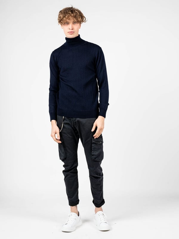 Estilo sencillo
Con cuello de polo
Con un adorno texturizado
Bajo, mangas y cuello rematados con puños elásticos
Hecho de una tela de alta calidad con lana merino
Fabricado en Italia