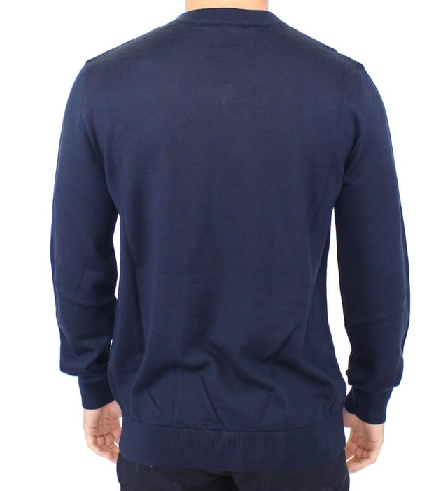 100% Authentic ERMANNO SCERVINO blue v-neck wool blend pullover sweater
  Stylish V-neck design
  Made from a luxurious blend of 50% acrylic and 50% wool
  Logo detailing adds a subtle designer touch
  Available in a beautiful blue color
Material: 50% Acrylic 50% Wool