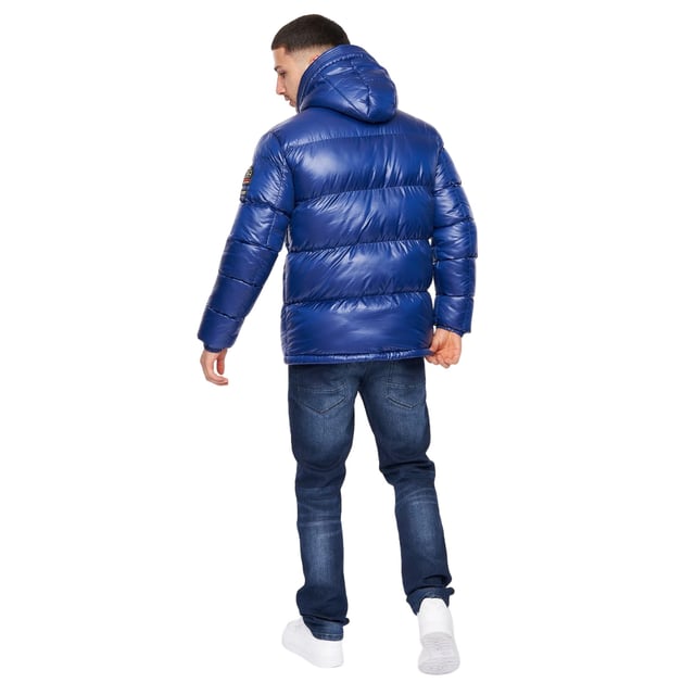 Materialzusammensetzung (%): 100% Polyester. Gewebe: Ripstop-Gewebe. Design: Logo, Gesteppt. Abzeichen, Griffplatte mit Warenzeichen, Metall-Ösen. Bündchen: Elastisch. Mit Kapuze. Langärmlig. Kapuzenmerkmale: mit Kordelzug, angenähte Kapuze. Taschenart: Zwei Seitentaschen, Reißverschluss, Bolzenbefestigung. Durchgehender Reißverschluss, Druckknopf. Finish: Hochglanz.