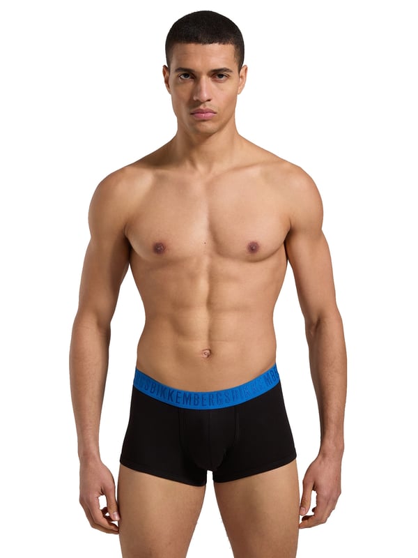 Erleben Sie ultimativen Komfort mit diesem exklusiven Dreier-Pack Herren-Boxershorts. Der reguläre Schnitt dieser Unterwäsche garantiert eine ideale Passform und sorgt dafür, dass Sie sich den ganzen Tag lang wohlfühlen. Das Geheimnis liegt in dem hochwertigen Stretchmaterial, das nicht nur weich auf der Haut liegt, sondern auch optimale Bewegungsfreiheit bietet.  Der elastische Bund ist nicht nur funktional, sondern auch stilvoll in Kontrastfarben gehalten und rundum mit dem gewebten Label-Schriftzug verziert. Dieses subtile Detail verleiht dem Design einen Hauch von Raffinesse und zeigt, dass Sie Wert auf Qualität und Stil legen.  Erhältlich im praktischen Dreierpack mit verschiedenen Farben, ist diese Unterwäsche mehr als nur ein alltägliches Essential; sie ist Ausdruck Ihres individuellen Stils und Ihrer Persönlichkeit.