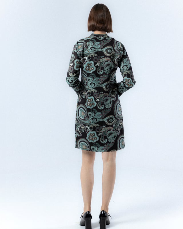 El Vestido Lorena Paisley Verde es una elección perfecta para el invierno. Con su elegante estampado paisley y corte holgado, este vestido ofrece una combinación de sofisticación y comodidad. Completa tu look con botas altas y un abrigo largo para un estilo clásico y chic en los días fríos.
 
 
 
 
 
  Vestido corto con jaretas en delantero. 
 
 
 
 Cuello pico con bordado de hilo y abalorios. 
 
 Manga larga acabada con puño con abertura. 
 
 Tejido estampado paisleys.