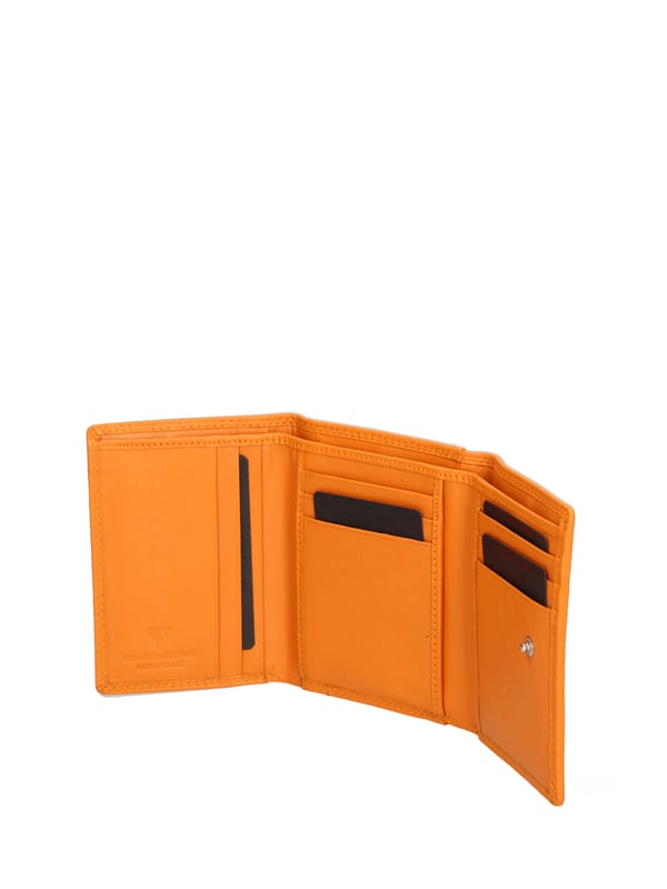 Herrenbörse mit Druckknopfverschluss. Kartenhalter und Geldscheinfach innere Fächer. Ein Fach auf der Rückseite mit Reißverschluss. Kein Schultergurt. Kein Griff. Ein Innenfach. Außenmaterial: mit echtem Leder gefüttertes Innenleben. Maße: 11,5x9x2 cm. Modeprodukt.