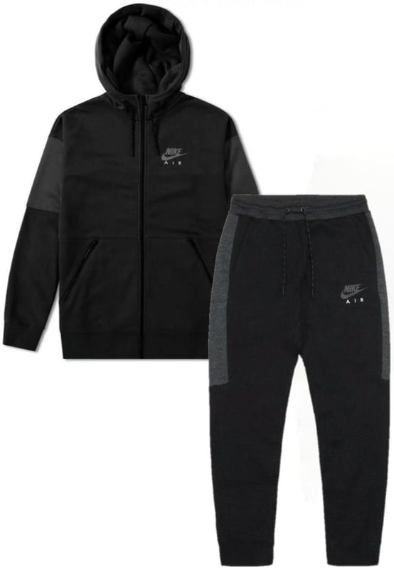 Nike Air Herren-Vollfleece-Trainingsanzug-Set.
3-teilige Kapuze mit hohem Halsausschnitt für Wärme und Bedeckung.
Abgesetzte Schulternähte bieten eine entspannte Passform.
Nike Air auf der Kapuze gedruckt.
Kapuze mit kontrastfarbenen Einsätzen.
Ein "Air"-Emblem auf der Kapuze.
Nike Air Jogger mit elastischen Bündchen und verstellbaren Kordelzügen an der Taille.
Nike Air Unterschrift und Swoosh Branding.
Jogger enthält zwei Seitentaschen und eine auf der Rückseite.
Weiches Fleece-Futter.