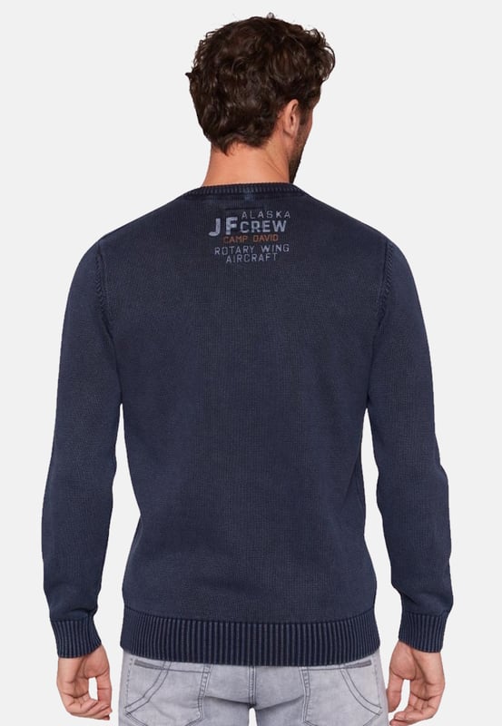 Deze gebreide herentrui is onmisbaar in je garderobe. Het heeft een normale pasvorm en is gemaakt van hoogwaardig materiaal en biedt een hoog niveau van comfort. De trui heeft een V-hals met geribde boorden. Ook de manchetten en zoom hebben een geribbelde look. Het stone-washed design geeft de trui een heel bijzondere uitstraling. Prints op de voorkant en de hals geven de trui een visueel hoogtepunt. Een labelpatch boven de zoom maakt het ontwerp compleet.
