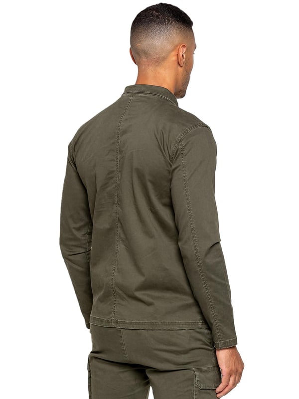 "La chaqueta sobrecamisa cargo Enzo presenta un diseño de manga larga con cremallera y cuello con cuello para una apariencia clásica. Con dos bolsillos cargo planos delanteros y dos bolsillos ribeteados laterales, tendrás amplio espacio de almacenamiento para todos tus elementos esenciales. Los adornos en las mangas y el dobladillo añaden un toque de detalle a esta prenda versátil.