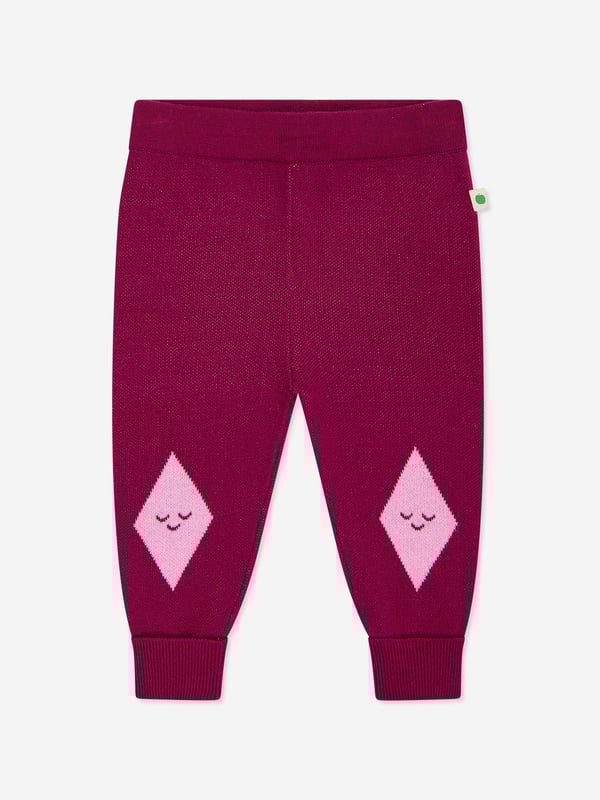 Experience the charm of the Girls Fern Cabin Knit Joggers in Purple by the bonnie mob. Crafted for the stylish Baby, Baby Girl, or Girl of AW2024, this piece marries luxury with cosiness. An essential addition to any young fashionista's collection: Exquisite Craftsmanship: Tailored for comfort and lasting quality. Rich Purple Hue: A vibrant colour that stands out in any wardrobe. Versatile Styling: Perfect for playful days or relaxed evenings.Elevate her style with these chic joggers, designed to captivate and comfort.