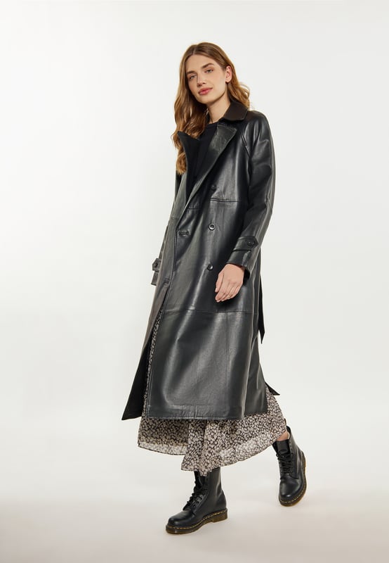 Omarm klassieke elegantie met deze trenchcoat met dubbele rij knopen, een stijlvolle reverskraag en lange mouwen. Het is gemaakt van luxueus lamsleer en heeft strakke lijnen en vintage charme. De taille met riem zorgt voor een getailleerd silhouet, terwijl raglanmouwen voor comfort zorgen. Dit tijdloze exemplaar is perfect voor wie verfijnde mode op prijs stelt.  Jas