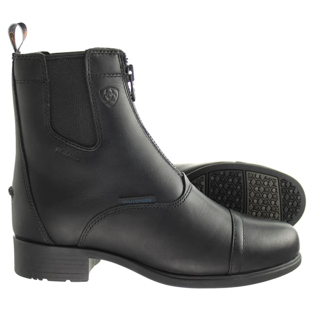 Als je een laars nodig hebt voor het volgende niveau van winterrijden, dan heeft de Bromont Pro Zip Paddock H20 Insulated alles wat je nodig hebt. Om je voeten droog en comfortabel te houden in elk weertype zijn deze korte laarzen gemaakt van waterdicht volnerfleer, een waterdichte membraanconstructie en een vochtafvoerende voering.
