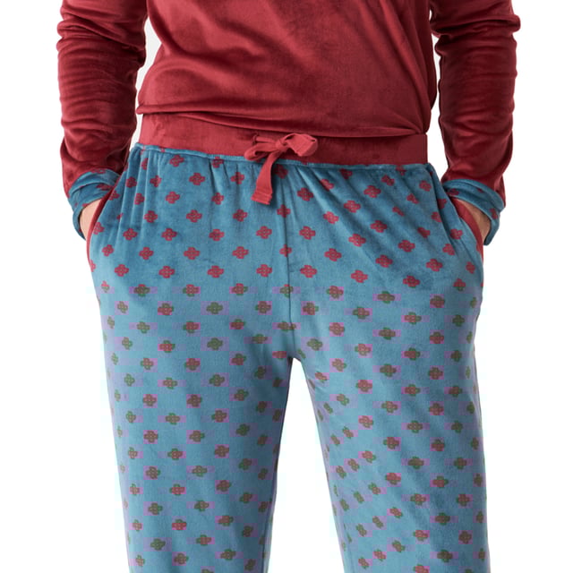 Långärmad pyjamas och långbyxor J and J Brothers.\n Maroon-blå färg\n\n Slät T-shirt med mandarinkrage och knappstängning.\n Sammetslen och mjuk textur.\n Långa tryckta byxor med elastisk midja som kan justeras med en dragsko.\n Öppna fickor i sidan.\n Sömmar i ton.\n\n Sammansättning: T-shirt: 95% polyester, 5% elastan; Byxor: 95% polyester, 5% elastan.\n\n -Tvättas i max temperatur. 30º.\n -Använd inte blekmedel.\n -Torka i max temperatur. 110º.\n -Har inte stöd för kemtvätt.\n -Tillåter inte användning av torktumlare.\n Sammansättning: T-shirt: 95% polyester, 5% elastan; Byxor: 95% polyester, 5% elastan.\n Skötsel:\n-Tvätta i max temperatur. 30º.\n -Använd inte blekmedel.\n -Torka i max temperatur. 110º.\n -Har inte stöd för kemtvätt.\n -Tillåter inte användning av torktumlare.
