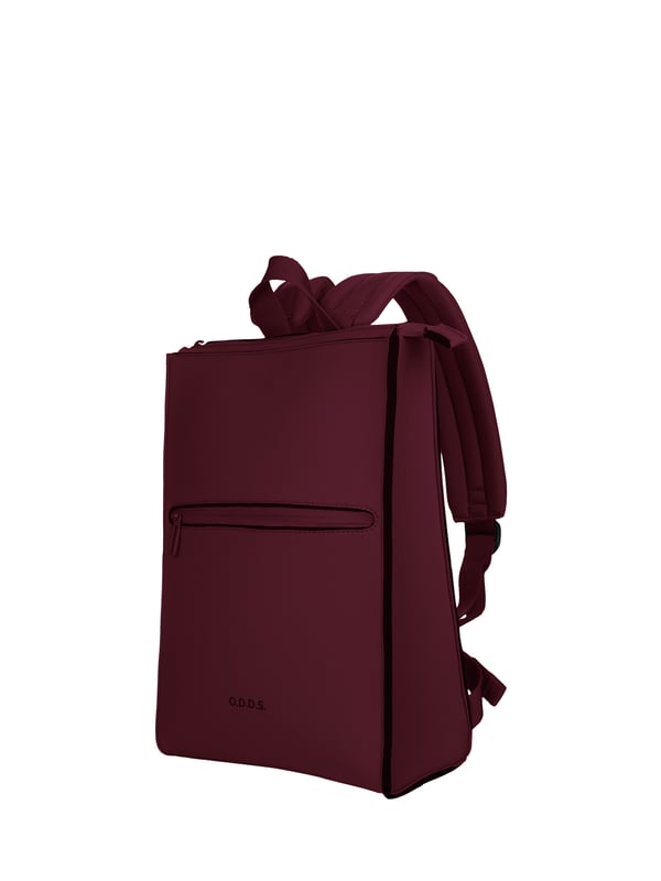 Mochila unisex. El cierre es con cremallera. Los bolsillos internos son uno con cremallera. Los bolsillos externos son uno frontal con cremallera. Falta la correa para el hombro. El mango es de Neopreno. Hay un compartimento interno. El material exterior es neopreno. Internamente es poliéster. Medidas: 18,5x27x9 cm. Producto de moda