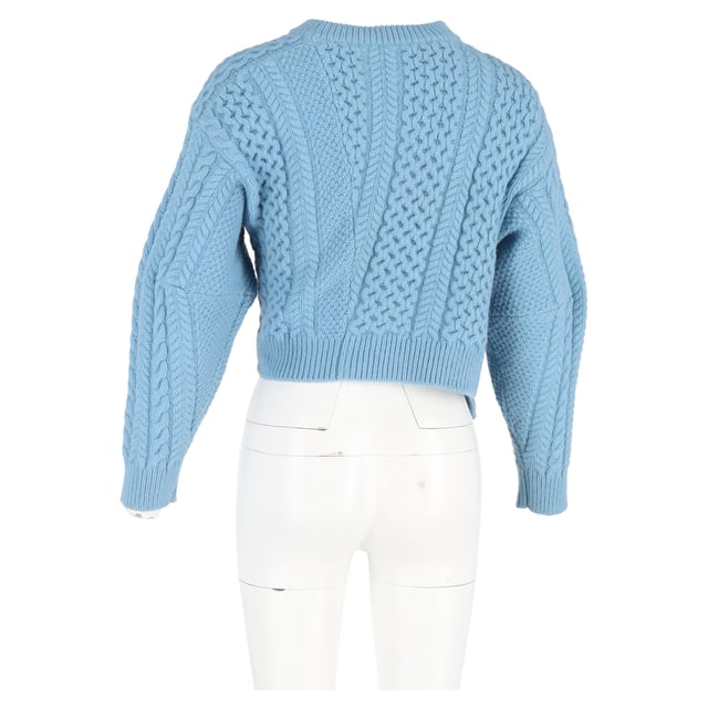 VINTAGE, RRP SOM NY
Stella McCartney Cable Knit Sweater i ljusblå ull är en kombination av komfort och samtida design, tillverkad av mjuk ull i en uppfriskande ljusblå nyans. Den korta längden och de oversized ärmarna ger en avslappnad, lätt chic känsla, medan den ribbade strukturen förstärker dess mysiga, taktila kvalitet. Idealiskt för lager-på-lager eller som en statementsöndag på egen hand, tillför denna tröja en touch av modern lyx till vilken look som helst.

Stella McCartney Cable Knit Sweater i ljusblå ull
Skick: Utmärkt
Tecken på slitage: Ingen detaljhandelsetikett men varumärkesetikett på., Inga synliga tecken på slitage.,
Förpackning: Ingen
Färg: Blå | ljusblå
Material: Ull
Storlek: EU | 36/XS
Mått: Längd: 450; Bröst: 450
SKU: NAPPUGBCL450838W