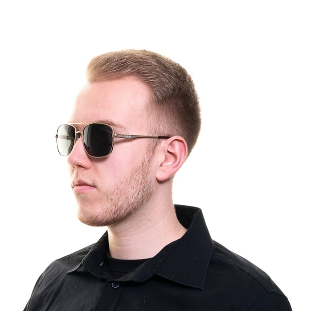Las gafas de sol Guess GF0211 32N gris dorado tienen una moderna montura de aviador que transmite una sensación de elegancia atemporal. La montura está hecha de metal de alta calidad, conocido por su durabilidad y ligereza, lo que la hace cómoda durante todo el día. Las elegantes patillas incorporan el logotipo de Guess para dar un toque de sofisticación.