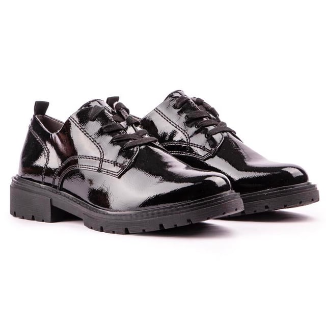 Los zapatos Jana Patent Derby le darán a tu atuendo el toque que necesita y realzarán tu guardarropa. Estos zapatos negros brillantes han sido diseñados con una parte superior con apariencia de charol sobre una suela exterior robusta. La moda se une a la función. ideal para colegio. ropa universitaria o de oficina inteligente.