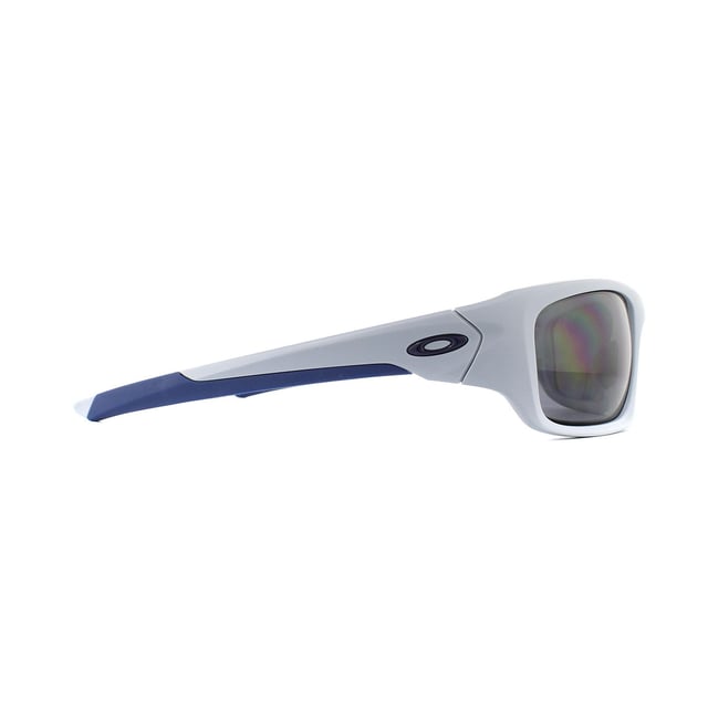 Las gafas de sol Oakley Valve 9236-05 en Matte Fog Grey Polarized son la última encarnación de un modelo clásico que se ha actualizado con la última tecnología. Se han añadido las almohadillas de Unobtanium en las patillas y en el puente de la nariz al increíblemente duradero y ligero marco O-Matter. El ajuste es perfecto para rostros de tamaño mediano a grande y el ajuste de tres puntos de Oakley proporciona una gran comodidad y una claridad superbia de las lentes.
