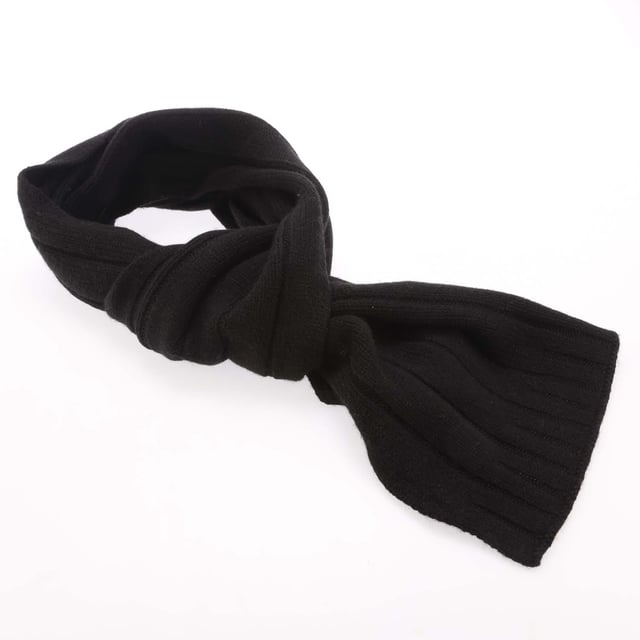 Mens Hugo Boss Beanie & Scarf Set in black.- Fold-over cuff.- Breathable and soft.- 38% Viscose  35% Polyamide  22% Wool  5% Alpaca.- Ref: 50495806BLK