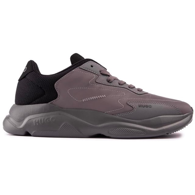 Hugo Leon Runn Entrenadores Estas zapatillas grises Leon Runn son unas zapatillas HUGO con cordones y estilo atlético con una parte superior mixta de primera calidad. con superposiciones llamativas. Detalles de costuras decorativas y marcas famosas. La zapatilla de estilo running contemporáneo tiene un grosor. suela elegante. una plantilla acolchada y un cuello acolchado para mayor comodidad. No importa si quieres hacer una declaración de moda de diseñador o hacer ejercicio en el gimnasio con estilo. Estos son tus corredores preferidos.