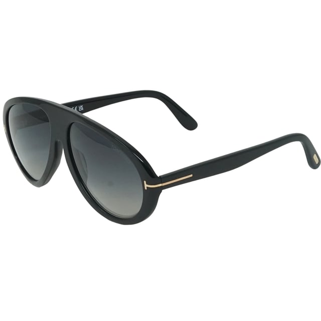 Bescherm je ogen in stijl tegen de zon met deze Tom Ford Zwarte Zonnebril. Hun lichtgewicht ontwerp zorgt voor maximaal comfort en hun lenzen bieden 100% UV-bescherming. De strakke zwarte monturen maken deze zonnebril de perfecte aanvulling op elke outfit. Armlengte = 140, lenslengte = 60, neusbrug = 15. Zwarte zonnebril, zonnebril met smoke gradient lens, zonnebrillenkoker, schoonmaakdoekje en onderhoudsinstructies allemaal inbegrepen, 100% bescherming tegen UVA- en UVB-zonlicht en conform Britse norm EN 1836:2005 Stijlcode: FT0988 01B
