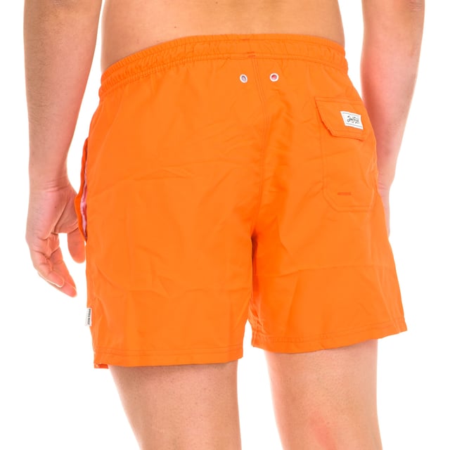 Bañador short.
Cinturilla de goma elástica, con cordón de ajuste.
Dos bolsillos en los laterales
Tejido cómodo y transpirable.
Bolsillo con cierre a velcro en la parte trasera.
Costuras vistas a tono.
Forro de rejilla.
 Composición: 100% Poliéster
 Cuidados:
Lavar a temperatura máx. 40ºC.
-No usar lejía.
-Admite lavado en seco.
-Permite utilizar secadora.
-Planchar a temperatura máx. 130ºC.