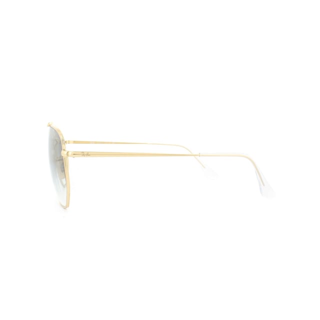 Las gafas de sol Ray-Ban Marshal 3648 001 / 3F Gold Light Blue Gradient son una versión única del estilo Aviator con montura hexagonal redondeada que aporta nuevos ángulos y un look contemporáneo a la moda. El doble puente añade más encanto y estilo y las patillas planas rematan la montura a la perfección.